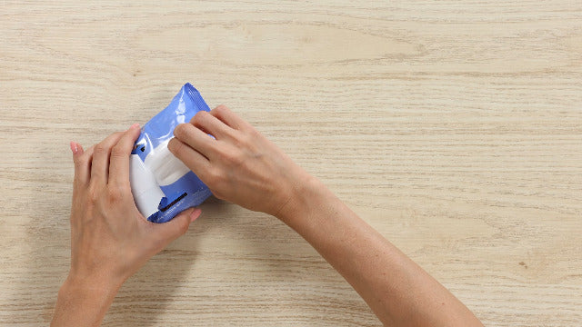 Neutrogena Deep Clean Makeup Remover, Pack of 2x25 Wipes, Oil-Free Formula Infused with a Light Cleansing Lotion for Extra Skin Care, Removes all types makeup, even waterproof mascara