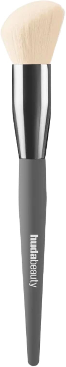 Huda Beauty Diffusing Cheek Brush
