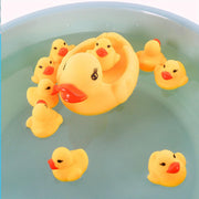 Rubber Duck Family Bathtub Toy, Bath Duck Toys 4 Pcs Rubber Duck Family Squeak Ducks Baby Shower Toy for Toddlers Boys Girls (Mother Child Ducks)
