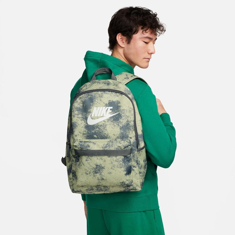 NIKE HERITGE -RORSCHACH BACKPACK for UNISEX OneSize OLIVE AURA/SMOKE GREY/(SUMMIT WHITE)