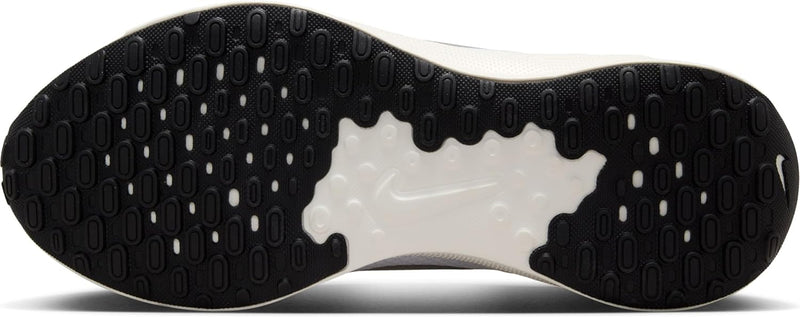 NIKE Women's Revolutin 7 Sneaker