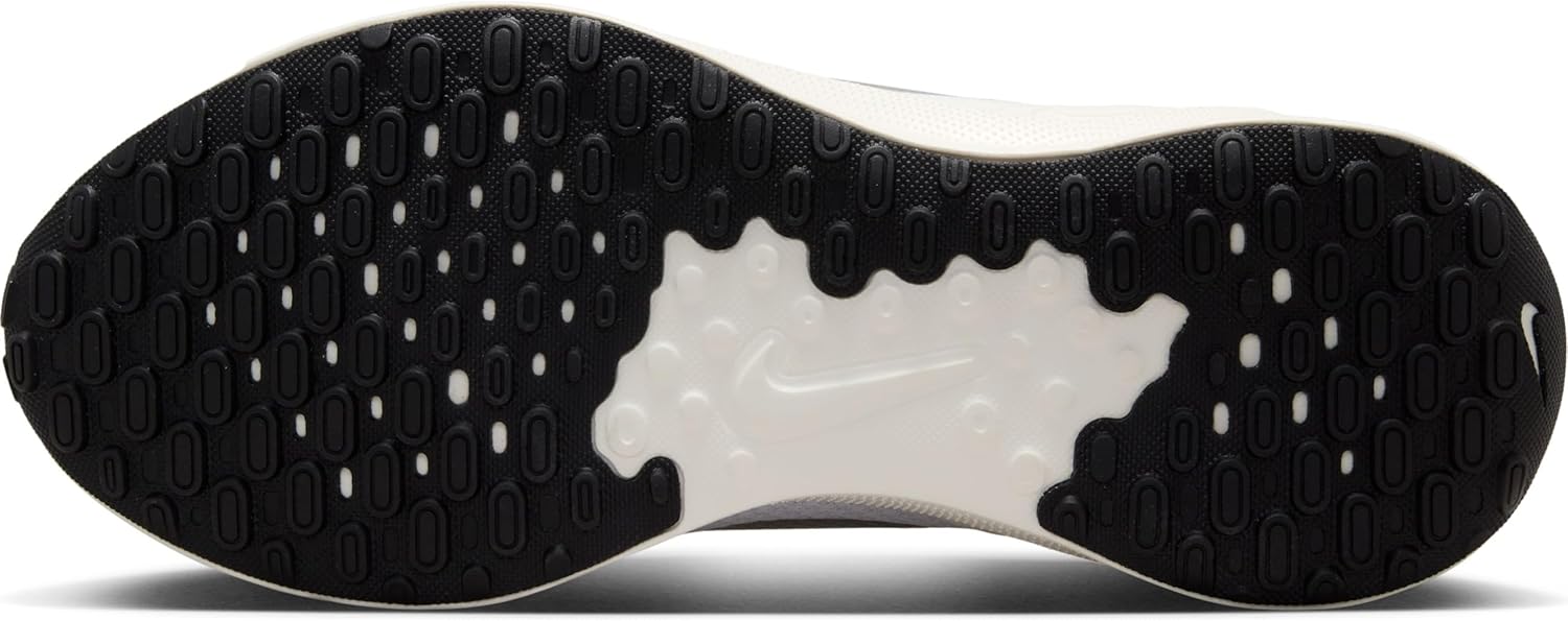 NIKE Women's Revolutin 7 Sneaker