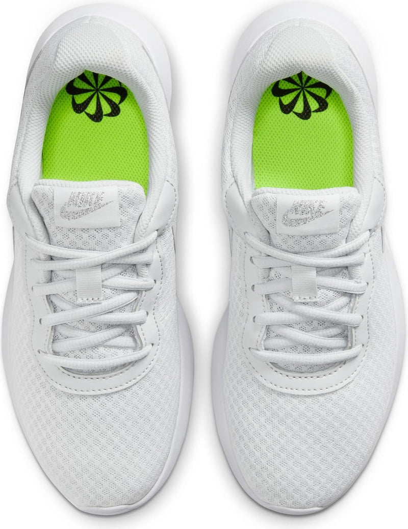 NIKE Women's WMNS Tanjun Low, Photon Dust MTLC Platinum White Volt