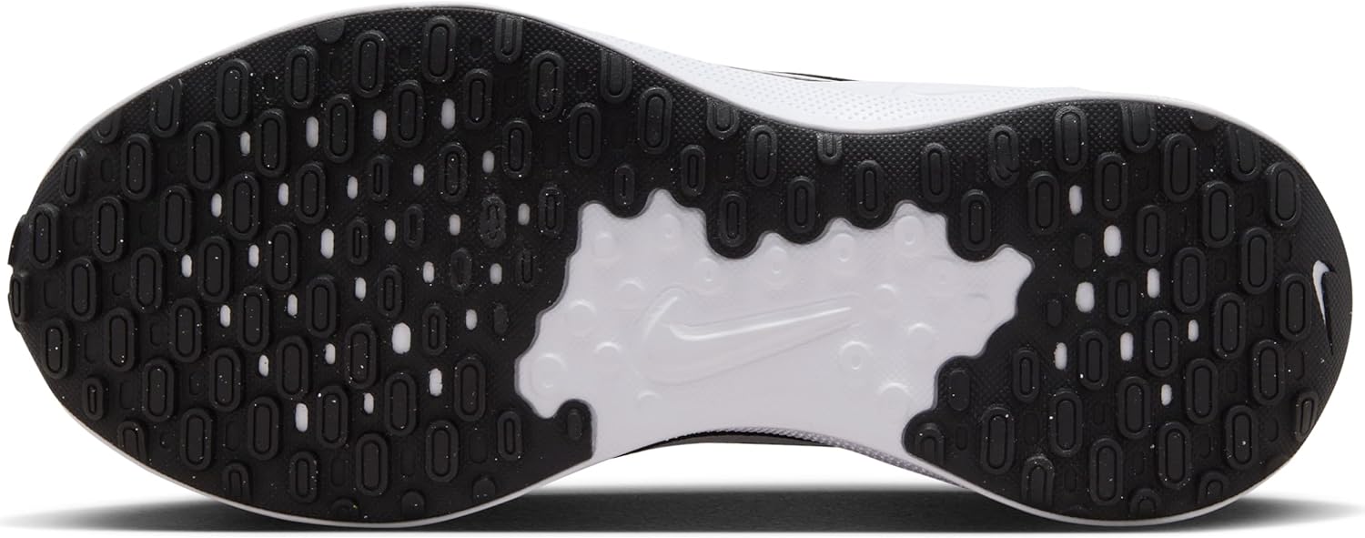 NIKE Women's Revolutin 7 Sneaker