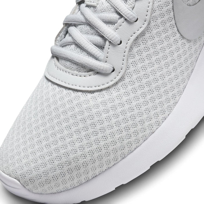NIKE Women's WMNS Tanjun Low, Photon Dust MTLC Platinum White Volt